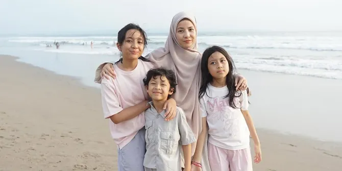 7 Potret Natasha Rizky Liburan ke Bali Bareng Keluarga, Nikmati Suasana Pantai Bersama Anak-Anak