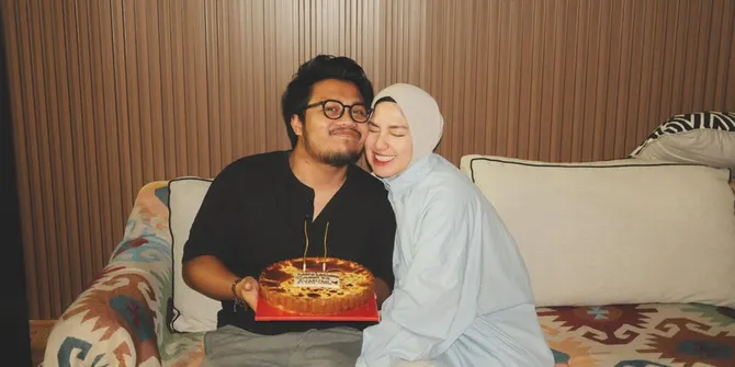 7 Potret Ochi Rosdiana Rayakan Ulang Tahun Sang Suami, Beri Dua Kartu Ucapan