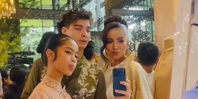7 Potret Olla Ramlan Ajak Pacar dan Anaknya ke Acara Fashion Show, Kompak Banget