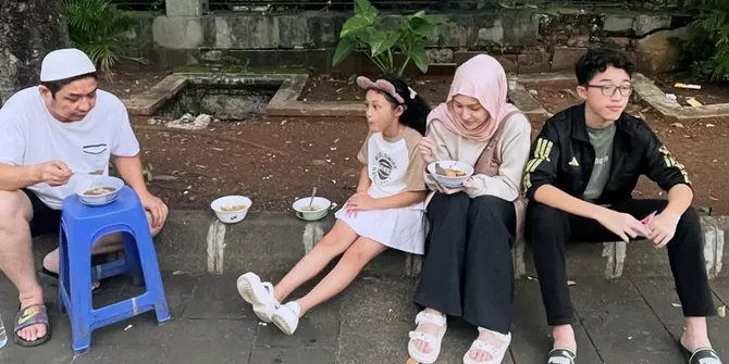 7 Potret Pasha Ungu Bersama Istri dan Anak Ngemper Makan Bakso Pinggir Jalan