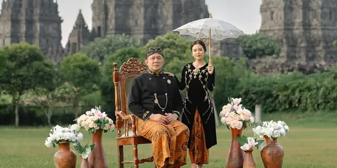 7 Potret Prewedding Wancoy di Candi Prambanan, Tampil Gagah Bak Raja Sehari