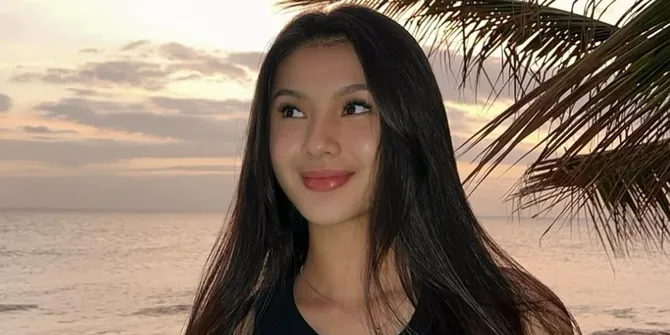 7 Potret Rayna Snova Bintang 'BERI CINTA WAKTU' Tebar Pesona di Pantai