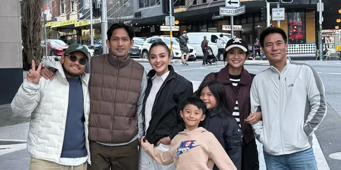 7 Potret Ririn Ekawati dan Rini Yulianti Kumpul Keluarga di Australia, Seru Banget