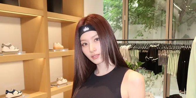 7 Potret Sana TWICE dengan Outfit Olahraga yang Tampilkan Perut Langsing dan Kaki Jenjang