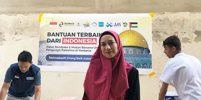 7 Potret Shahnaz Haque Jadi Relawan Palestina, Bantu Bagikan Bantuan Sembako dan Makanan