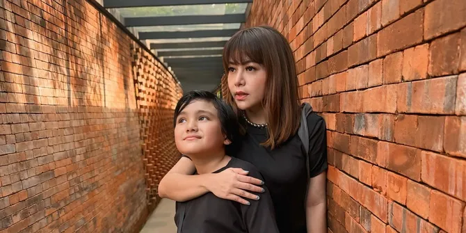 7 Potret Sigra Anak Anji dan Wina Natalia Periksa ke Dokter THT, Ada Stiker Masuk ke Dalam Telinga