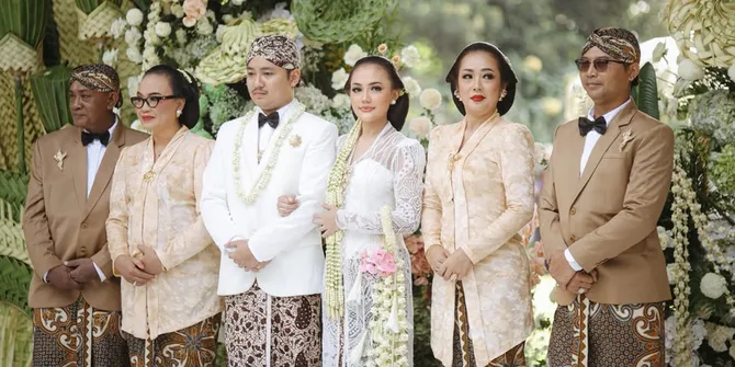 7 Potret Soimah Malam Mingguan Bareng Anak dan Menantu, Berakhir Nonton Drakor Bersama