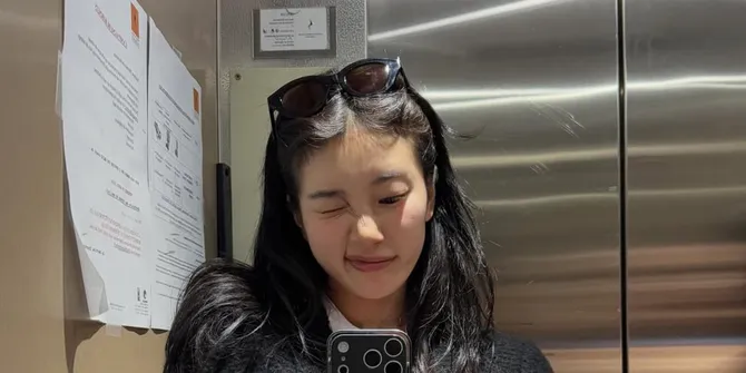 7 Potret Suzy Hangout di Paris, Pamerkan Outfit Kasual Elegan Lewat Mirror Selfie