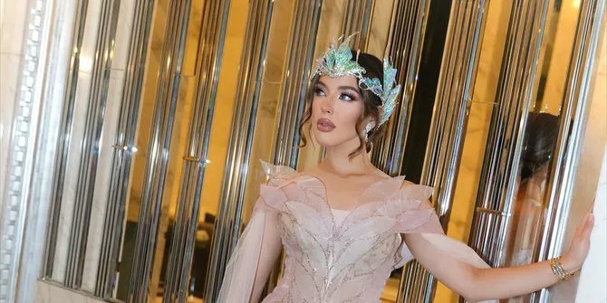 7 Potret Tasya Farasya Kenakan Outfit Bertema Mother of Pearl, Menawan Lengkap dengan Headpiece