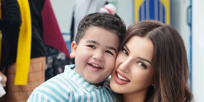 7 Potret Tasya Farasya Hadiri Pementasan Sekolah Anaknya, Dapat Suntikan Semangat