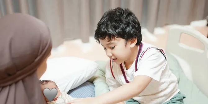 7 Potret Ukkasya Anak Zaskia Sungkar Pertama Kali Bertemu Adiknya, Langsung Belajar Mangku