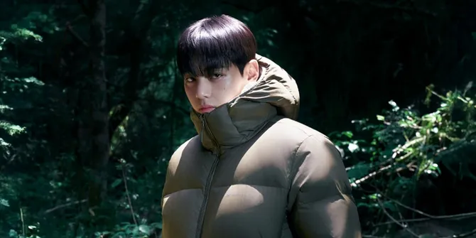 7 Potret V BTS dengan Pakaian Outdoor, Bikin Musim Dingin Jadi Hangat