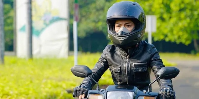 7 Potret Valery Verhey ASMARA GEN Z Naik Motor Jadul, Gayanya Kalcer Banget