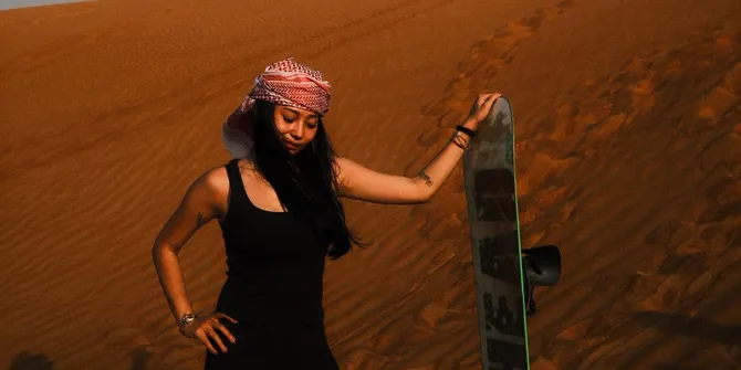 7 Potret Wendy Walter di Gurun Pasir Dubai, Gagah kendarai ATV - Main Sandboarding