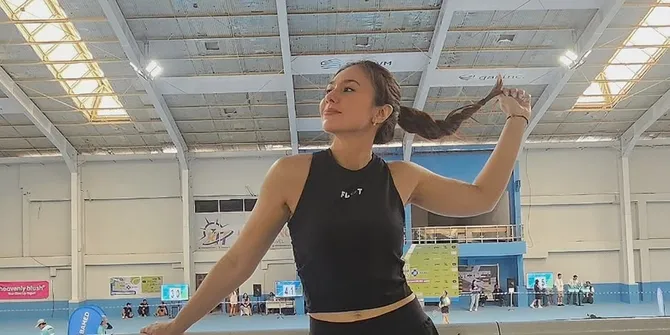 7 Potret Wulan Guritno Latihan Angkat Beban di Rumah, Tingkatkan Kekuatan Otot