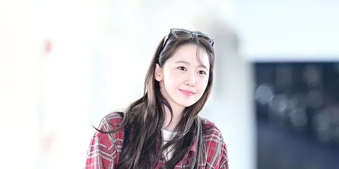 7 Potret Yoona di Bandara saat Berangkat ke Vietnam, Gaya Flanel Merahnya Curi Perhatian Fans
