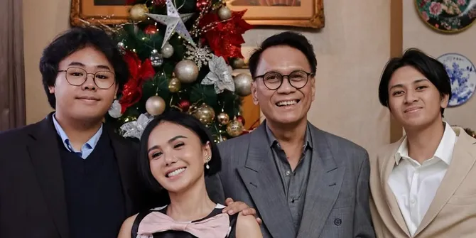 7 Potret Yuni Shara Natal Bareng Anak dan Mantan Suami, Harmonis Penuh Toleransi  