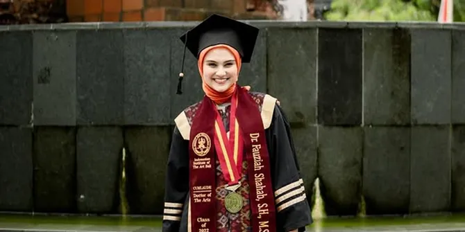 7 Potret Zee Zee Shahab Wisuda S-3 di Kampus ISI Denpasar, Pancarkan Aura Bahagia