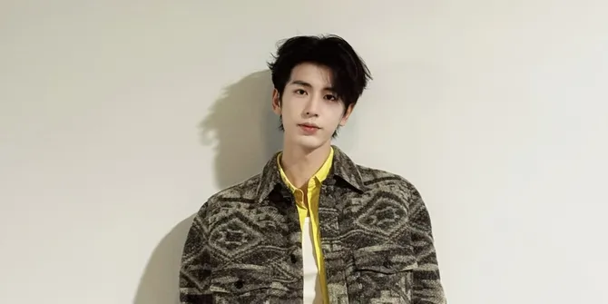 7 Potret Zhang Linghe Mulai Syuting Drama 'THE ROAD TO GLORY', Penampilanya Mencuri Perhatian