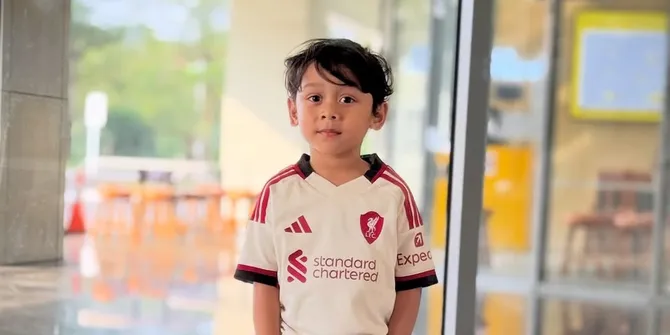 8 Potret Abang L Anak Rizky Billar dan Lesti Kejora Jadi Kopites, Fix Fans Berat Liverpool