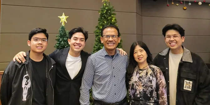 8 Potret Hangat Jerome Polin Bareng Mendiang Ayah, Kini Jadi Kenangan yang Tak Terlupakan