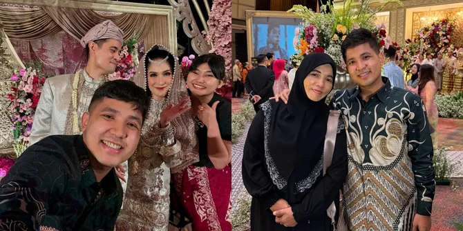 8 Potret Jirayut Kondangan Dua Hari Berturut-turut, Ganteng Pakai Batik - Ajak Ibunda Tercinta