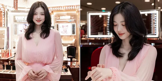 8 Potret Kim Yoo Jung Hadiri Event Charlotte Tilbury, Cantik Pakai Dress Warna Pink