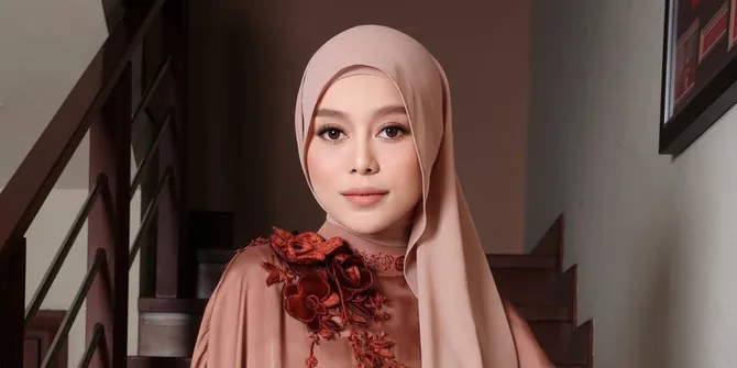 8 Potret Lesti Kejora Rayakan Idul Adha, Pose Gemas Bareng Anak-Anak