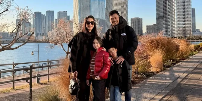 8 Potret Nabila Syakieb Liburan ke Jepang, Tampil Hangat Bersama Keluarga