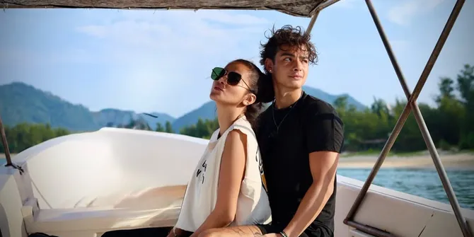 8 Potret Olla Ramlan Main Surfing dan Berenang di Laut Bareng Tristan Molina