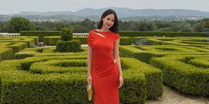 8 Potret Pevita Pearce Saat Kondangan Bareng Suami, Tampil Elegan dengan Dress Terracotta