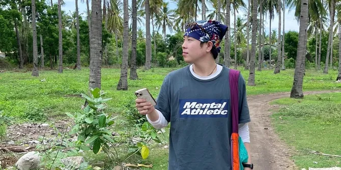 8 Potret P.O Block B Liburan di Bali dan Lombok, Tampil Melokal saat Singgah di Warung