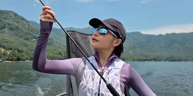 8 Potret Prilly Latuconsina Mancing Bareng Omara Esteghlal, Berhasil Dapat Ikan Toman