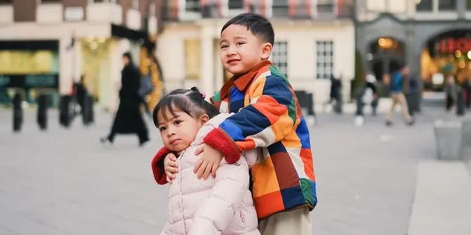 8 Potret Rafathar, Rayyanza dan Ranaima di Eropa, Triple R Ekspresinya Sama Semua