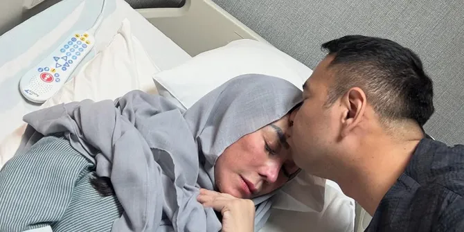 8 Potret Raffi Ahmad dan Nagita Slavina Temani Amy Qanita yang Terbaring di RS - Jalani Operasi