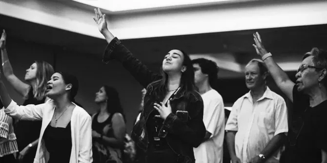 8 Potret Salmafina Sunan Jalani Pelayanan Secara Khusyuk dan Sepenuh Hati di Gereja