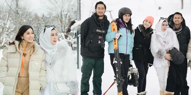  8 Potret Stylish Amy Qanita Saat Nikmati Salju di Jepang - Pakai Jaket Bulu
