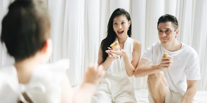 8 Potret Perayaan Ultah 1 Tahun Anak Patricia Gouw, Wajah Baby Zoe Belepotan Kena Kue