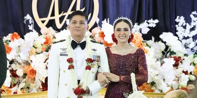 9 Potret Angie Ang Menikah dengan Tentara, Gelar Resepsi dengan Prosesi Pedang Pora
