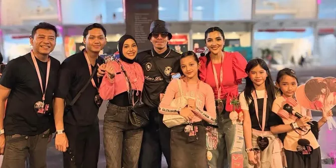 9 Potret Persiapan Keluarga Aurel Hermansyah Nonton Konser BLACKPINK, Makeupin sang Adik - Arsy Masuk Dance Screen