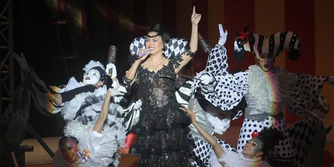 Aksi Keren Titi DJ Nyanyi Sambil Akrobat