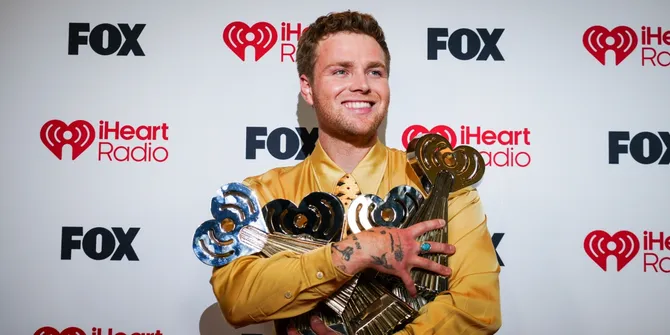 Alex Warren Borong 5 Piala di iHeartRadio Awards 2026