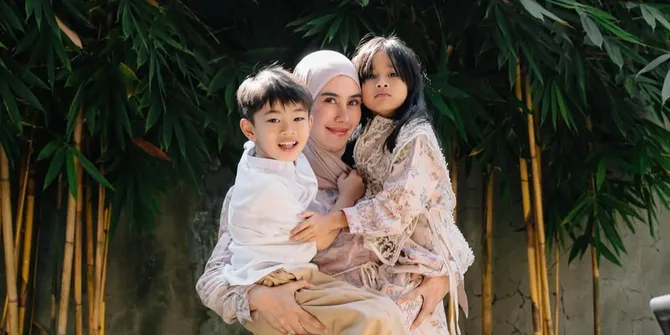 Anak Kembar Syahnaz Sadiqah Lulus TK, Siap Sambut Petualangan Baru di Sekolah Dasar