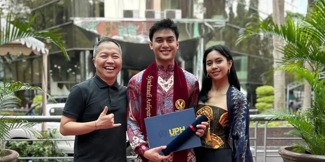 Anak Sambung Sandhy Sandoro Wisuda, Lulus Sarjana Kedokteran