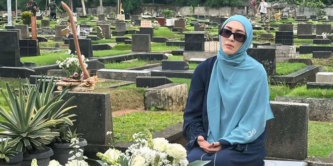 7 Potret Angelina Sondakh Ziarah ke Makam Adjie Massaid, Penuh Kerinduan