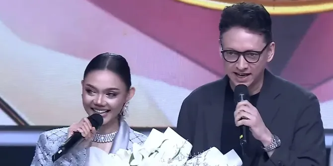 Anniversary, Rina Nose & Suami Dapat Kejutan Manis di Panggung D'Academy 7 Top 10