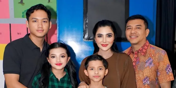 Ashanty Sekeluarga Kompak Nonton Pentas Arsy dan Arsya di Sekolah