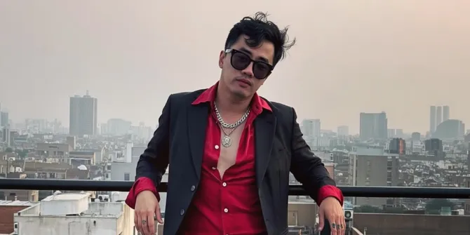 Atap Rumah Dennis Adhiswara Pernah Bolong Dihantam Besi, Ingatkan Pentingnya APAR