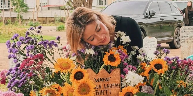 Awkarin ke Makam Lula Lahfah Usai Balik dari Melbourne, Kenang Persahabatan 10 Tahun