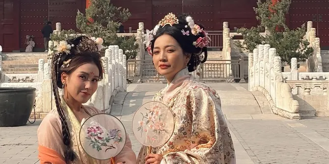 Potret Ayu Ting Ting dan Hesti Purwadinata Coba Makeup Hanfu, Berakhir Kocak